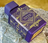 Bade'e Al Oud Amethyst is a warm fragrance with vanilla, amber and roses. The top note starts with spicy pink pepper and fresh bergamot. The heart note is floral with Turkish roses, Bulgarian roses and jasmine. Oudh, vanilla and amber perfectly round off the perfume in the base.